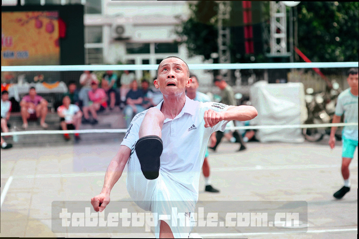 主持台上整齐排列的筹码与牌背特写，墨绿暗调中打出暖色侧光